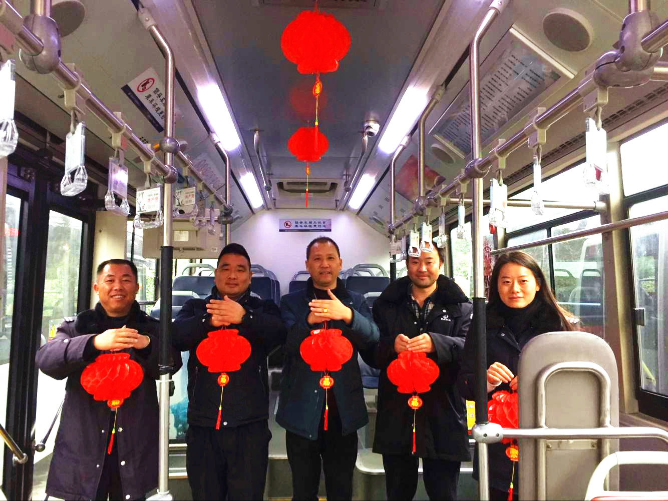 公交8路、25路給市民添年味.jpg