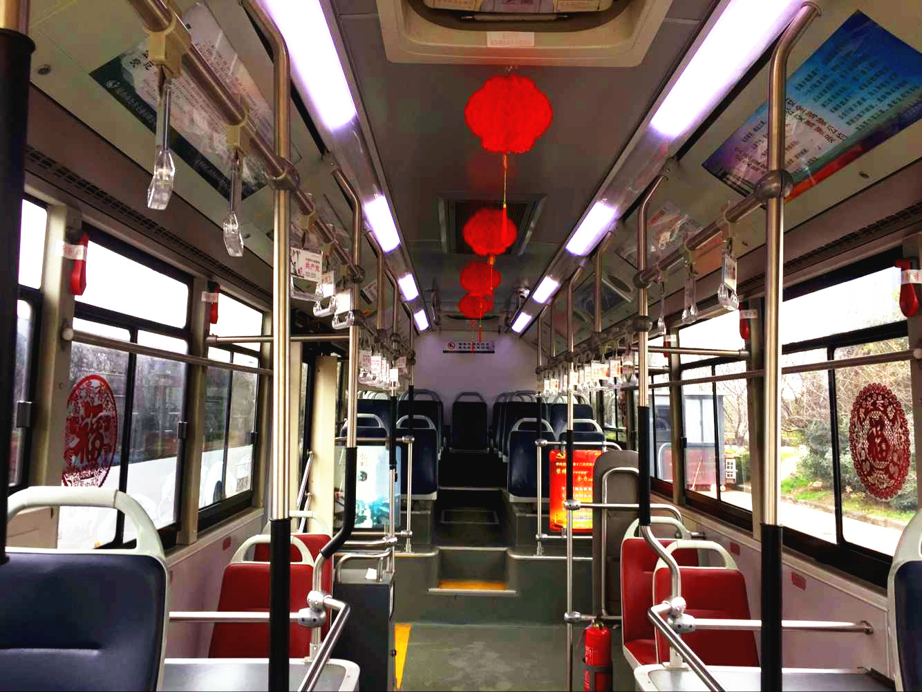 公交8路、25路給市民添年味4.jpg