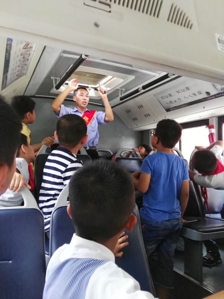 “公交安全知識進校園”走進大公小學.jpg