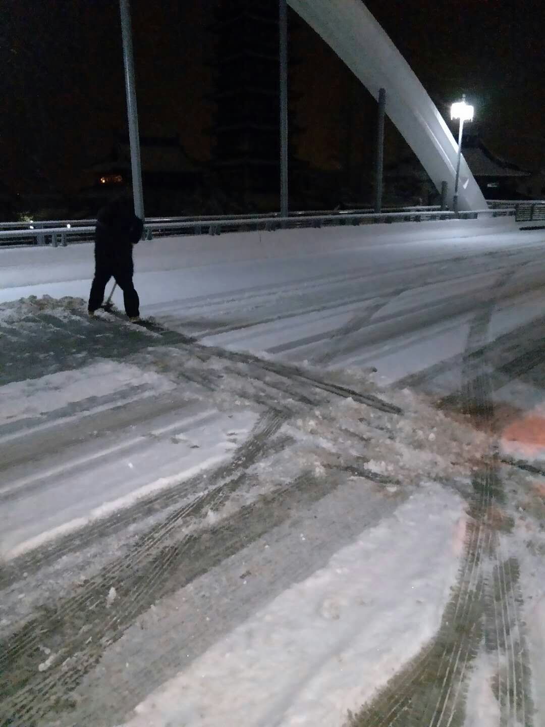 二分公司對(duì)公交路段橋梁及首末站巡查除雪.jpg 二分公司對(duì)公交路段橋梁及首末站巡查除雪.jpg