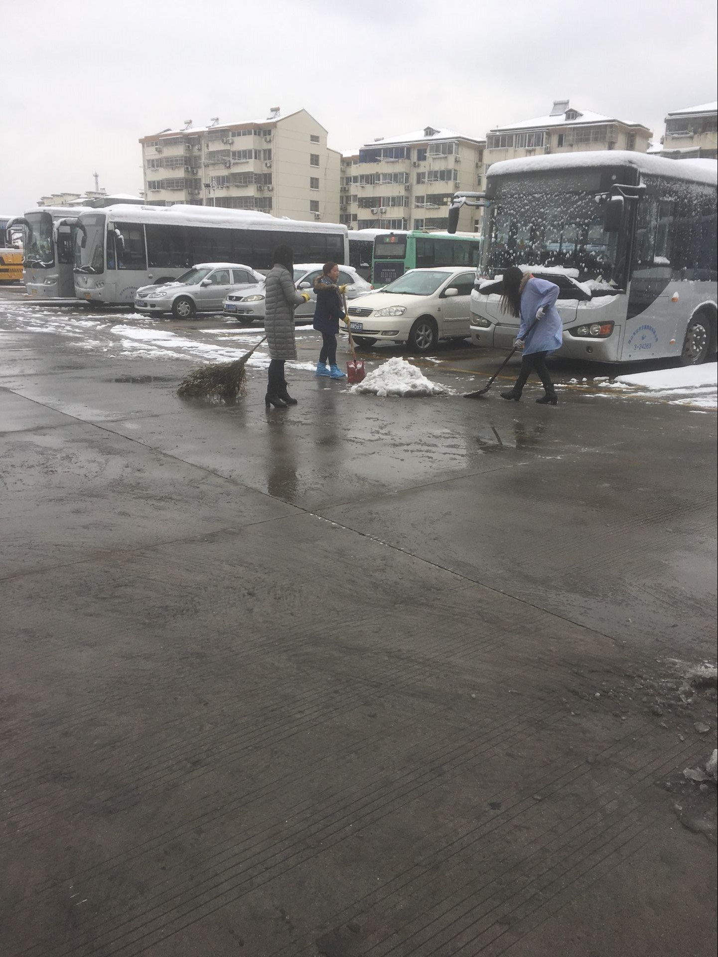 西需浦場(chǎng)地清理積雪.jpg 西需浦場(chǎng)地清理積雪.jpg
