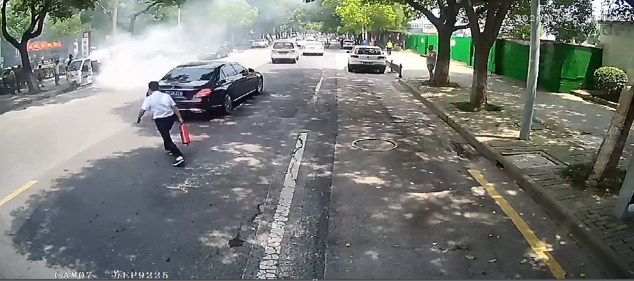 128路駕駛員余建新救火快遞電瓶車.png