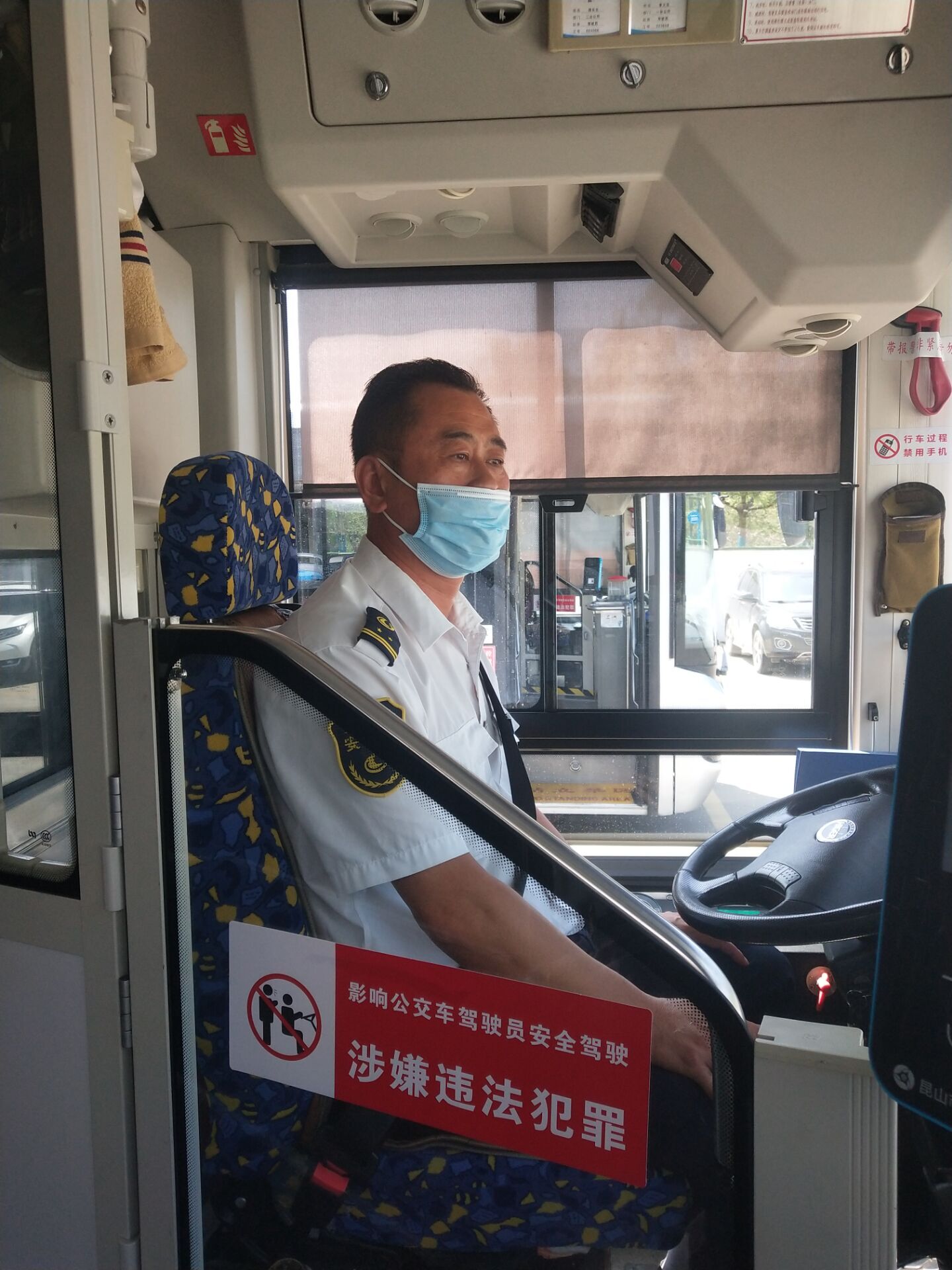 外國乘客對公交駕駛員豎起大拇指-駕駛員.jpg 外國乘客對公交駕駛員豎起大拇指-駕駛員.jpg